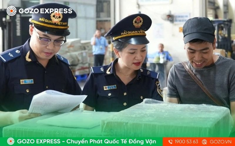 nhan-hang-tu-nuoc-ngoai-gui-ve-viet-nam-co-mat-phi-khong